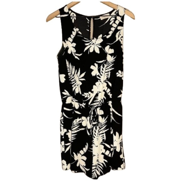 Women's M Everly Black White Floral Sleeveless Romper Summer Keyhole Flowy - Picture 1 of 6